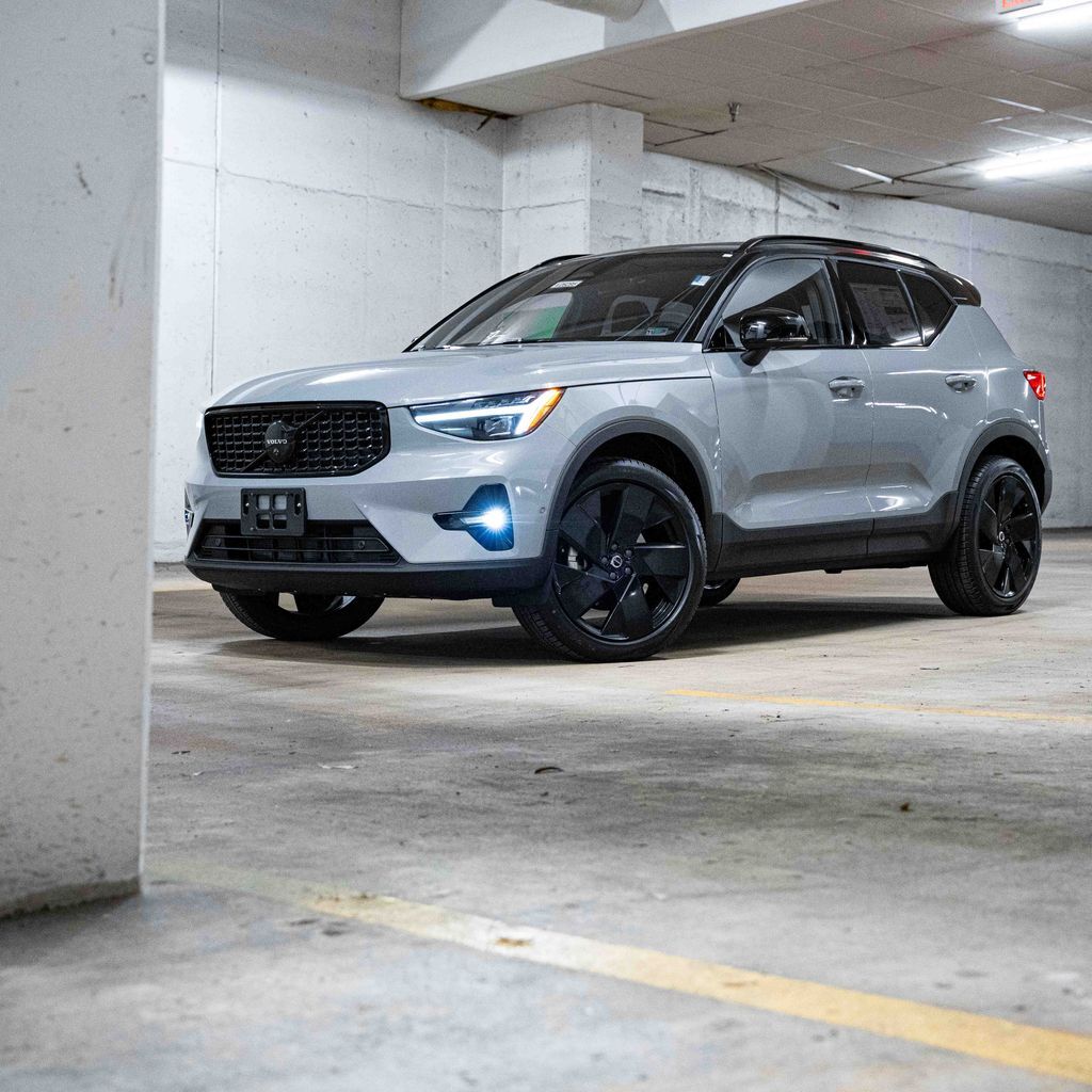 2026 VOLVO XC40