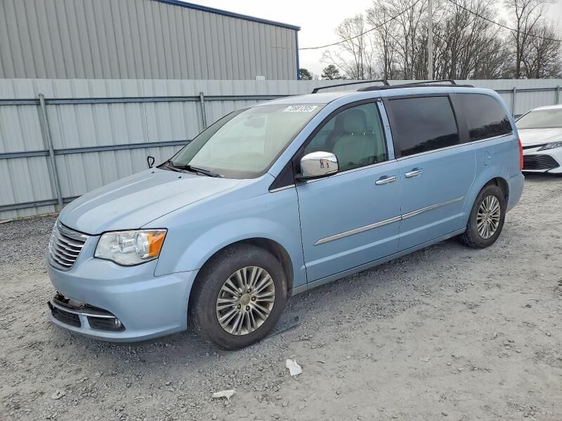 2013 CHRYSLER Town and Country