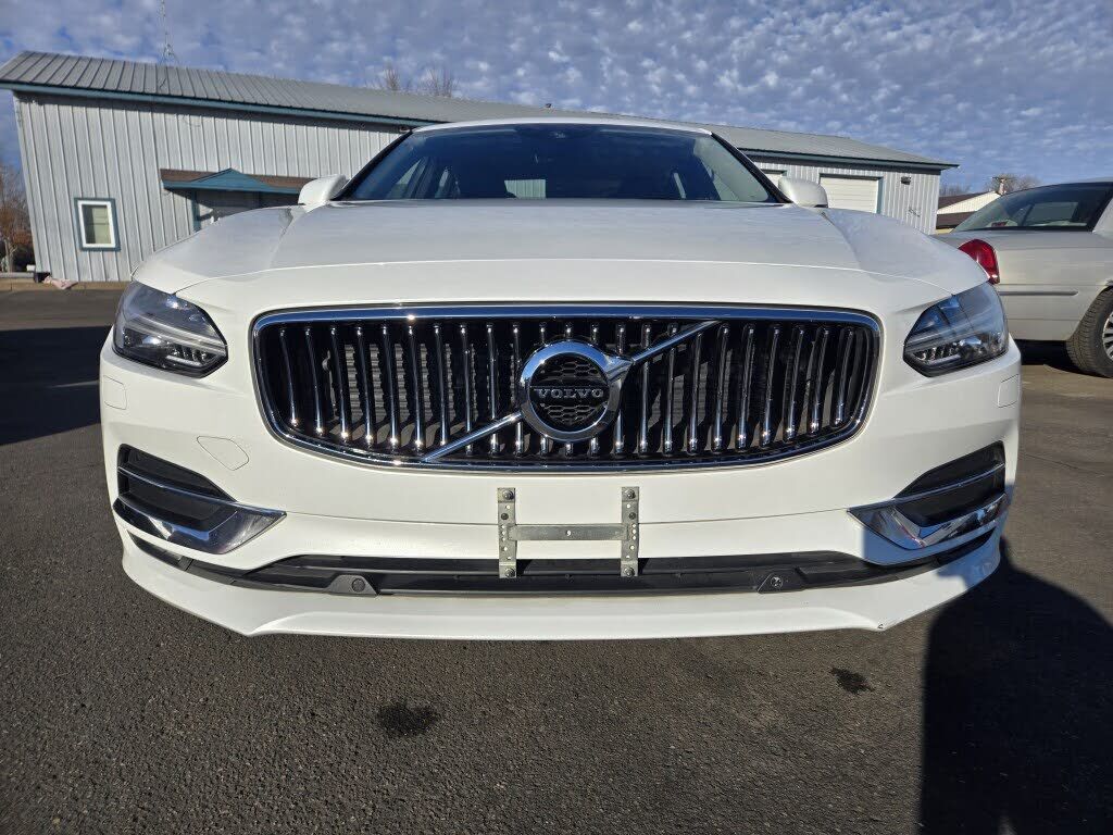 2017 VOLVO S90