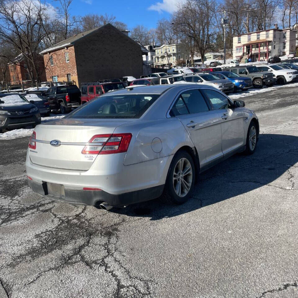 2013 FORD Taurus