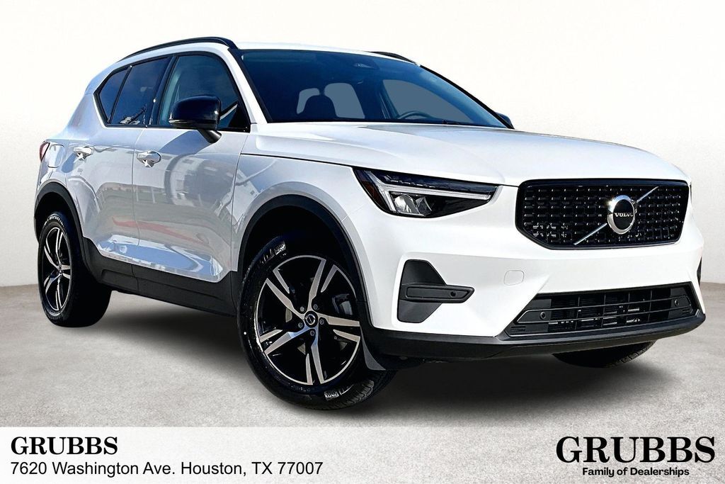 2026 VOLVO XC40