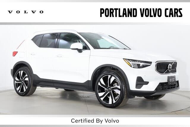 2025 VOLVO XC40