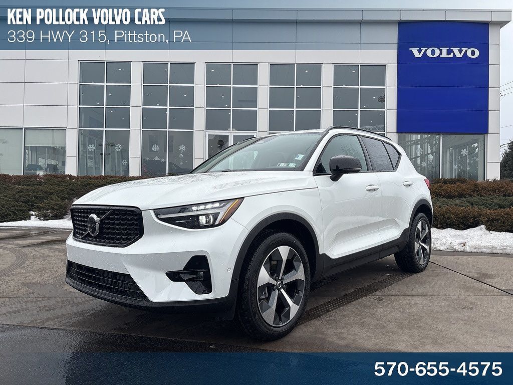 2026 VOLVO XC40