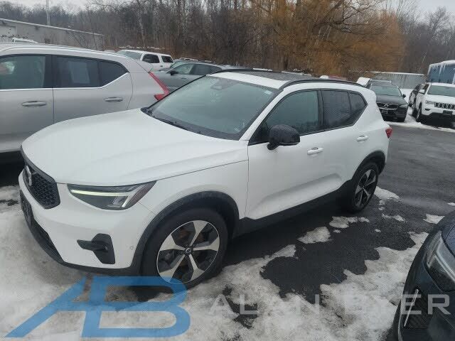 2024 VOLVO XC40