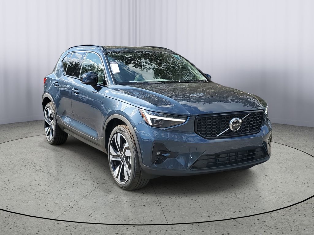 2026 VOLVO XC40