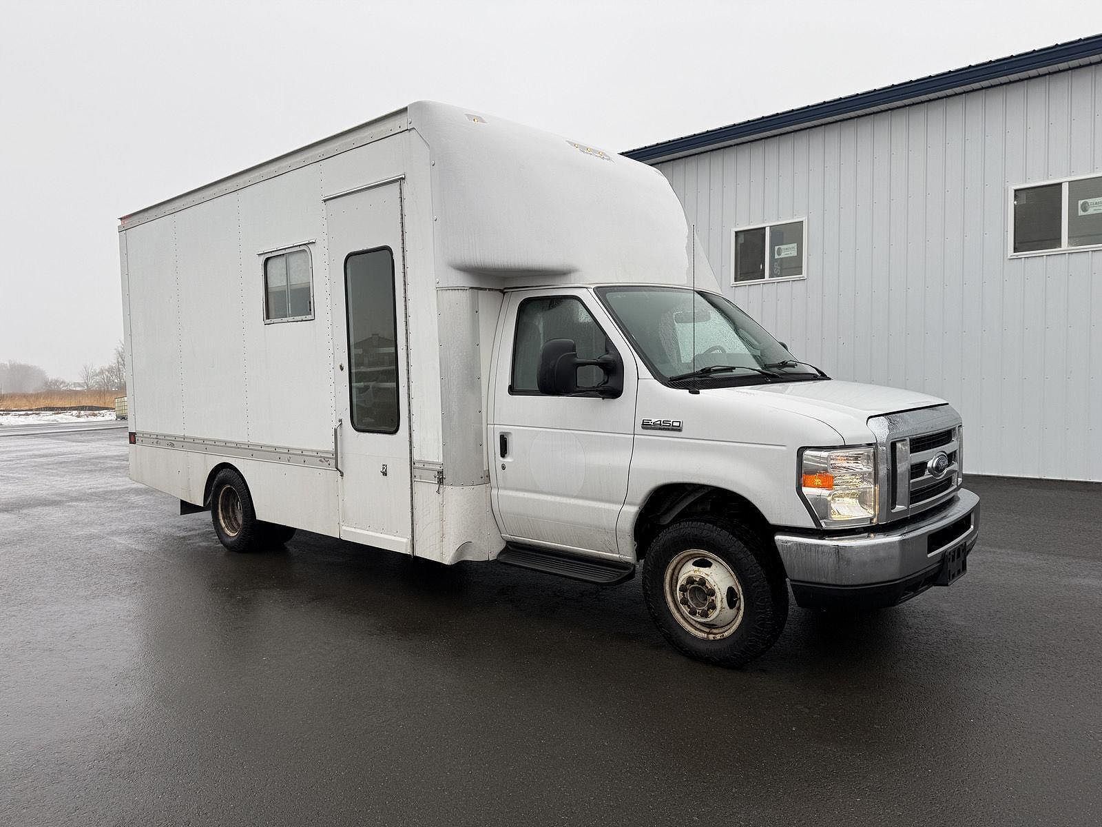2019 FORD E-450