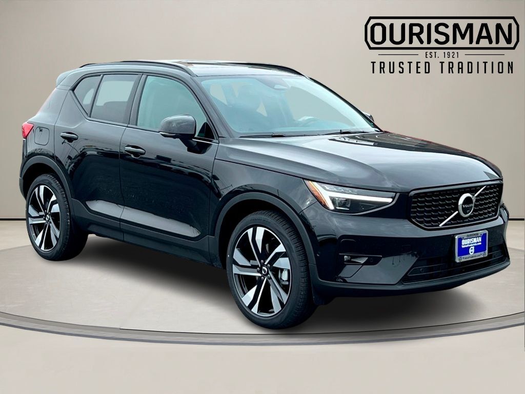 2026 VOLVO XC40