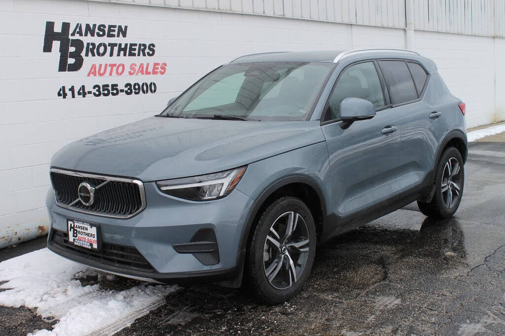 2023 VOLVO XC40