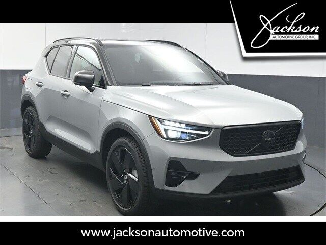 2026 VOLVO XC40