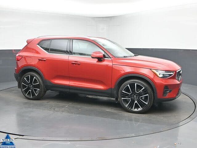 2023 VOLVO XC40