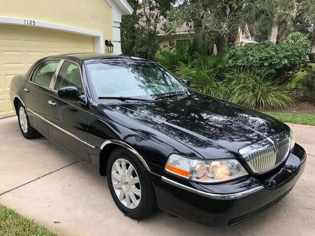 2011 LINCOLN Town Car