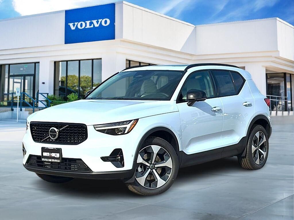 2026 VOLVO XC40