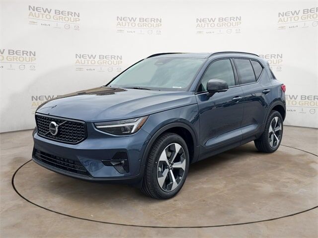2026 VOLVO XC40