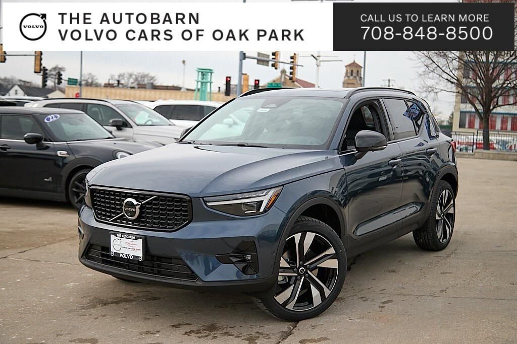 2026 VOLVO XC40