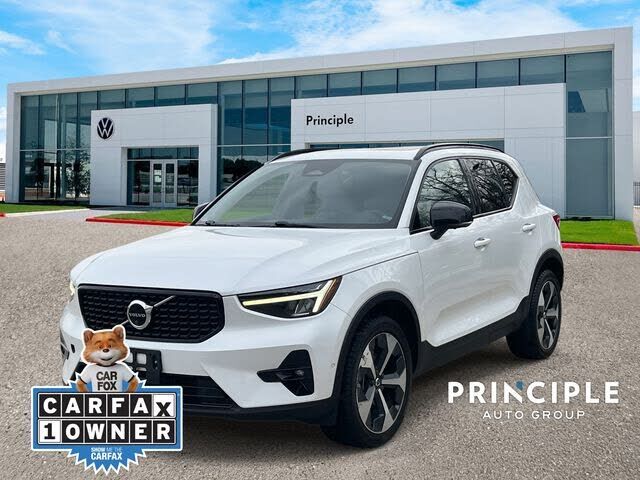 2023 VOLVO XC40