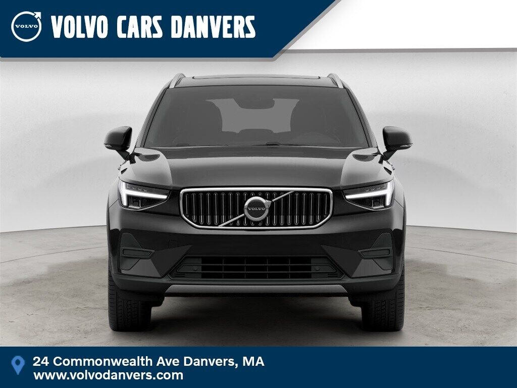 2025 VOLVO XC40