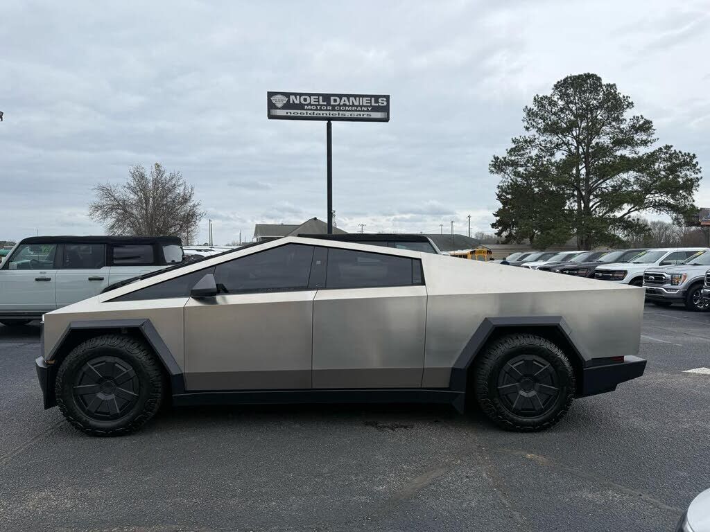 2024 TESLA Cybertruck