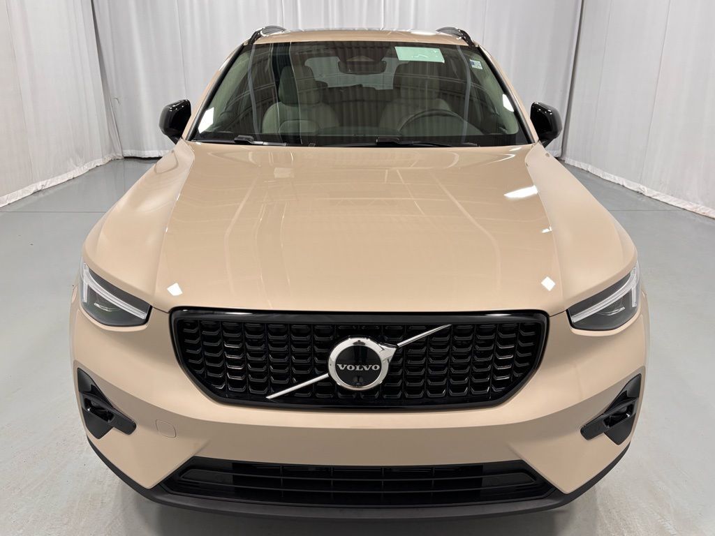 2026 VOLVO XC40