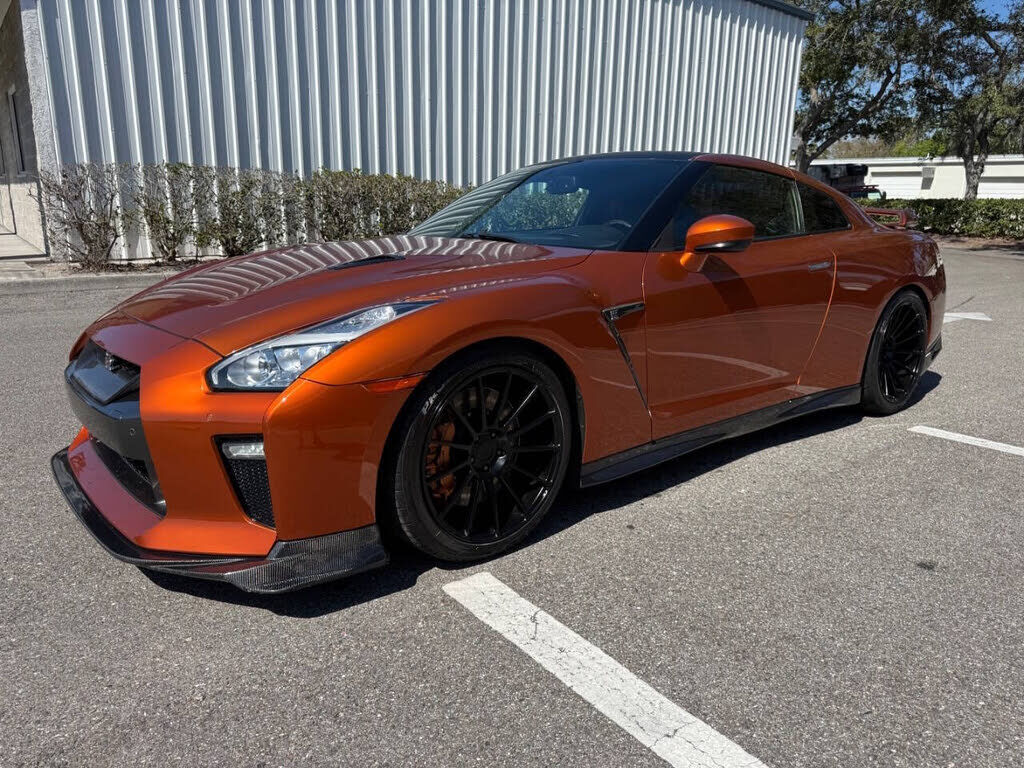 2017 NISSAN GT-R