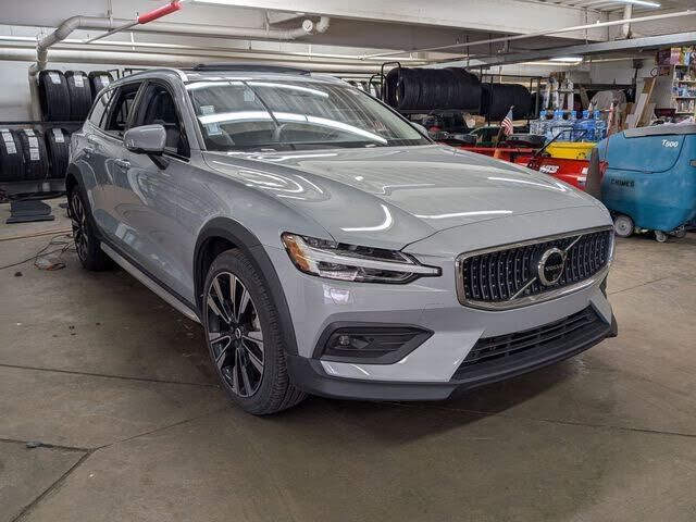 2025 VOLVO V60CC