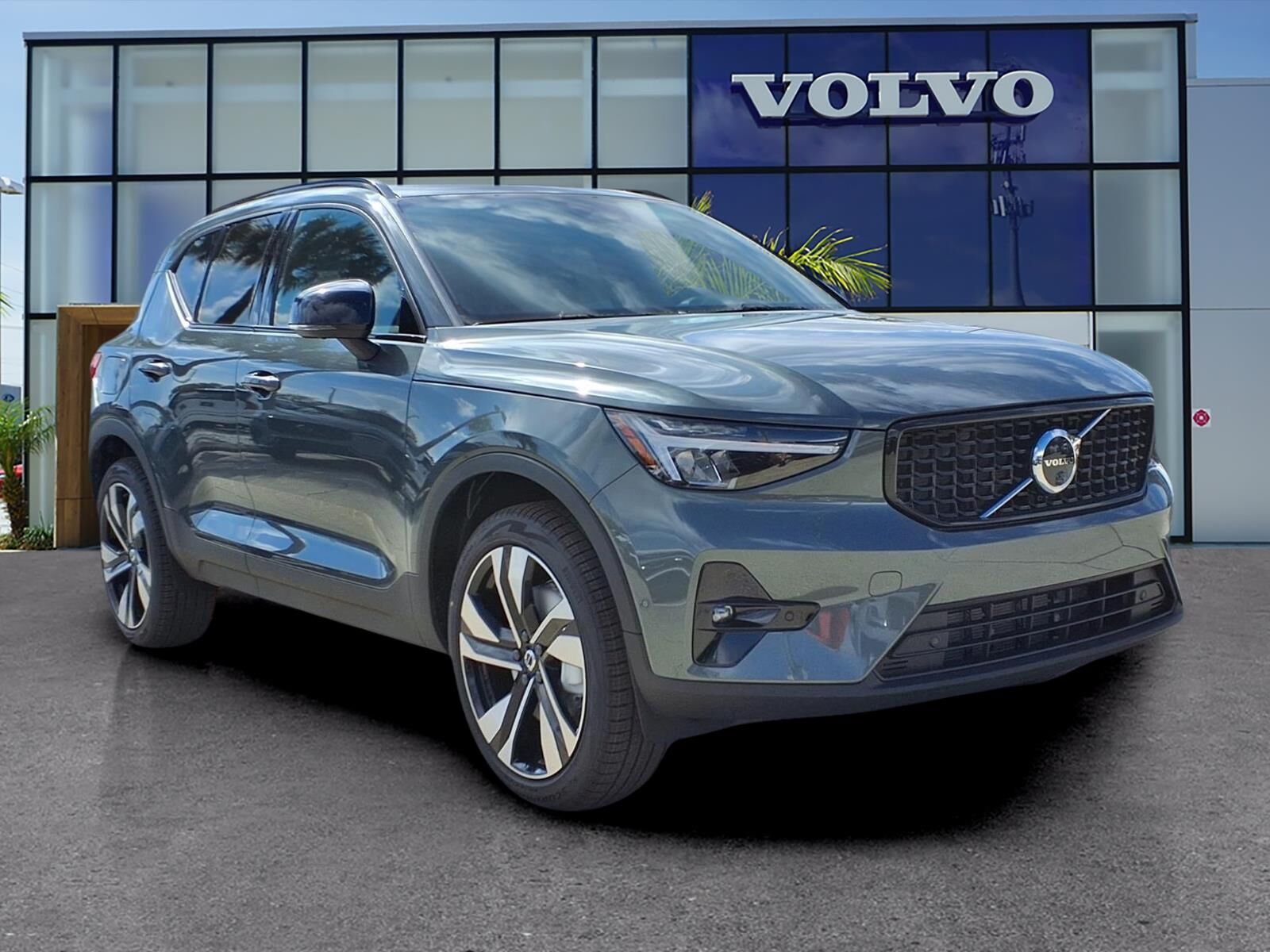 2026 VOLVO XC40