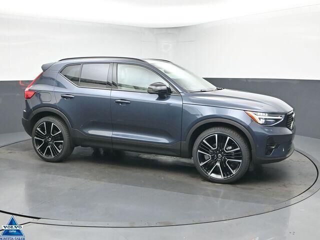 2026 VOLVO XC40