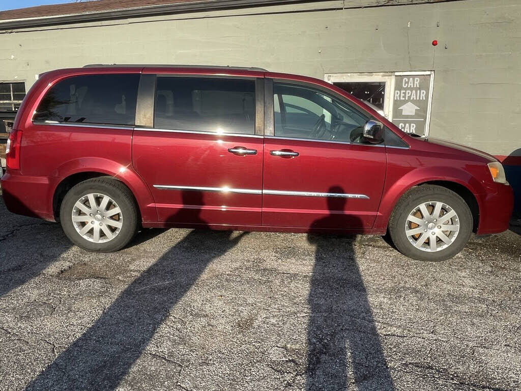 2012 CHRYSLER Town and Country