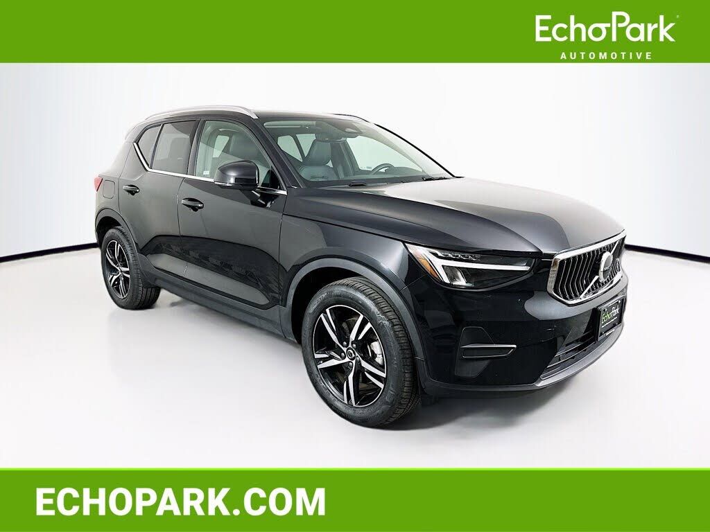 2025 VOLVO XC40