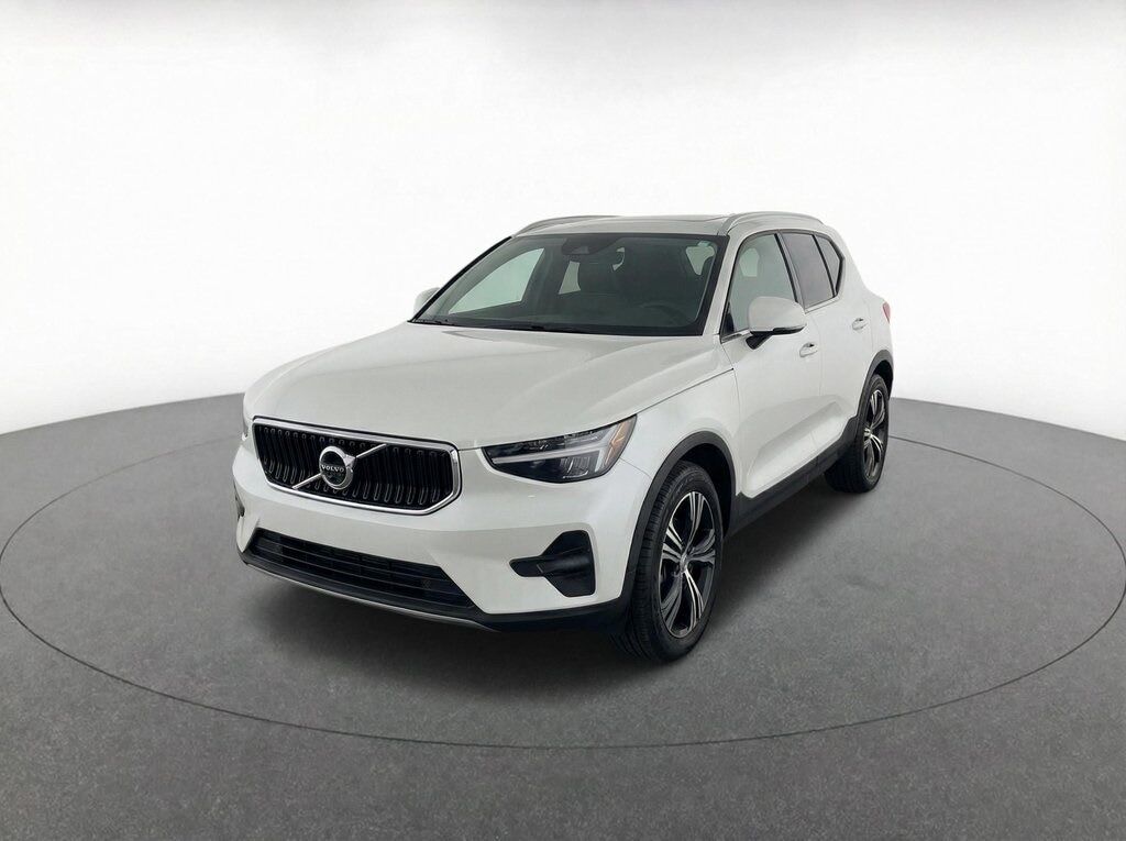 2025 VOLVO XC40