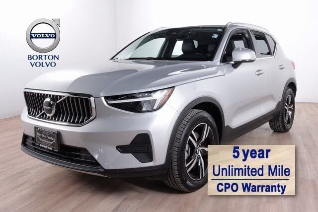 2025 VOLVO XC40