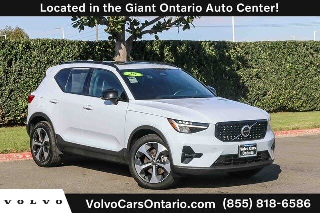 2025 VOLVO XC40