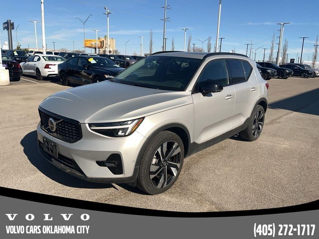 2025 VOLVO XC40