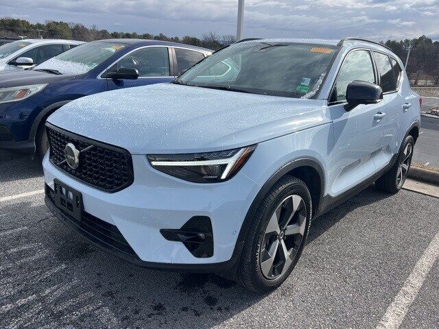 2026 VOLVO XC40