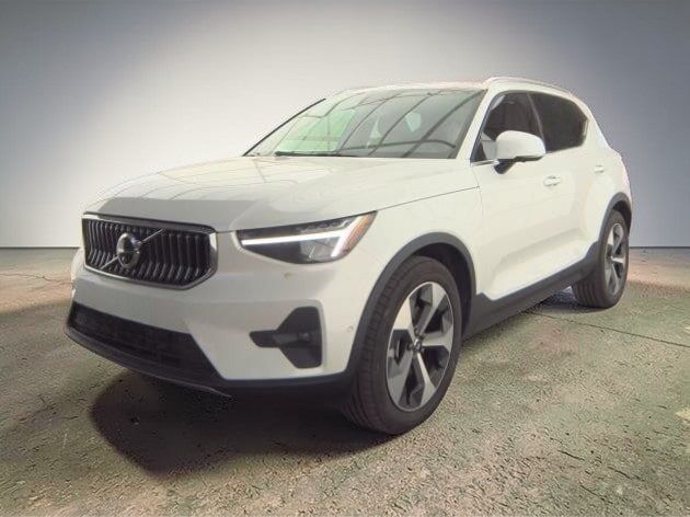 2025 VOLVO XC40