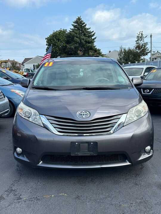 2011 TOYOTA Sienna