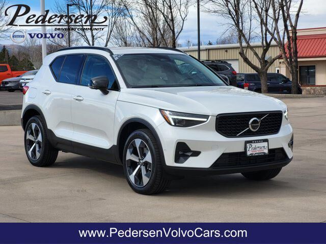 2026 VOLVO XC40