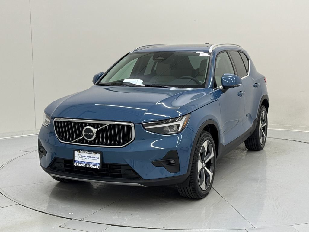 2023 VOLVO XC40
