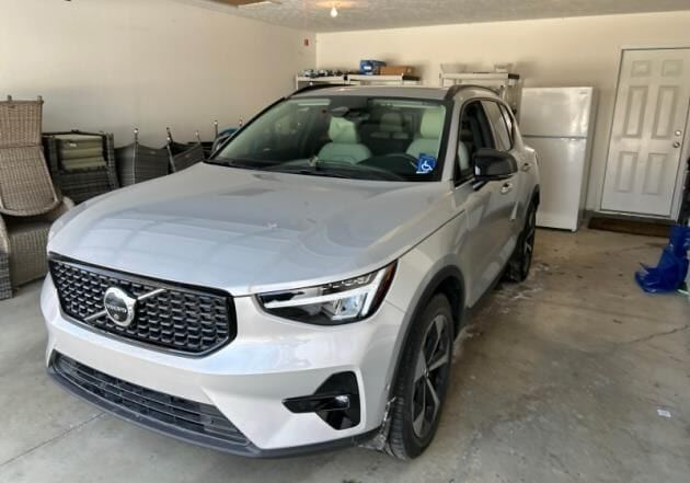 2023 VOLVO XC40