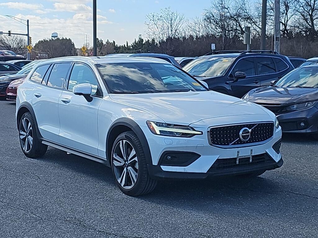 2025 VOLVO V60CC