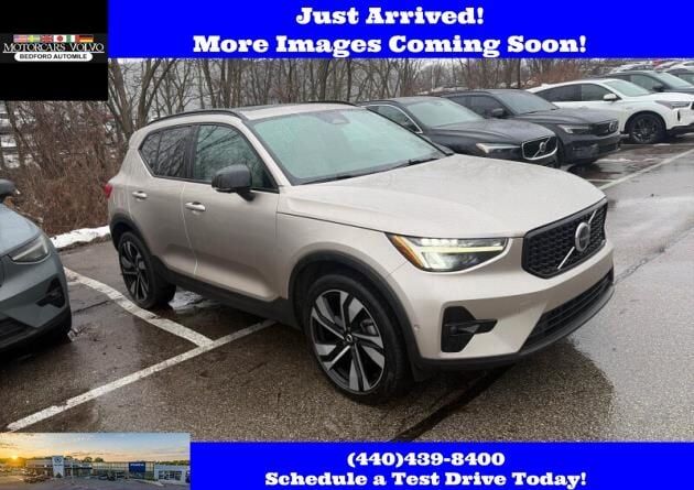 2023 VOLVO XC40