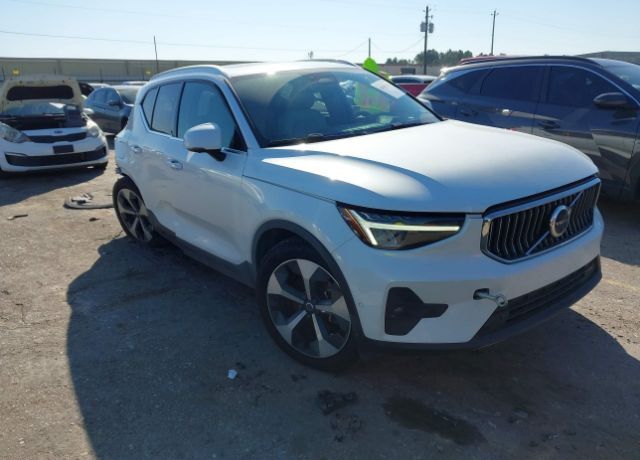 2023 VOLVO XC40