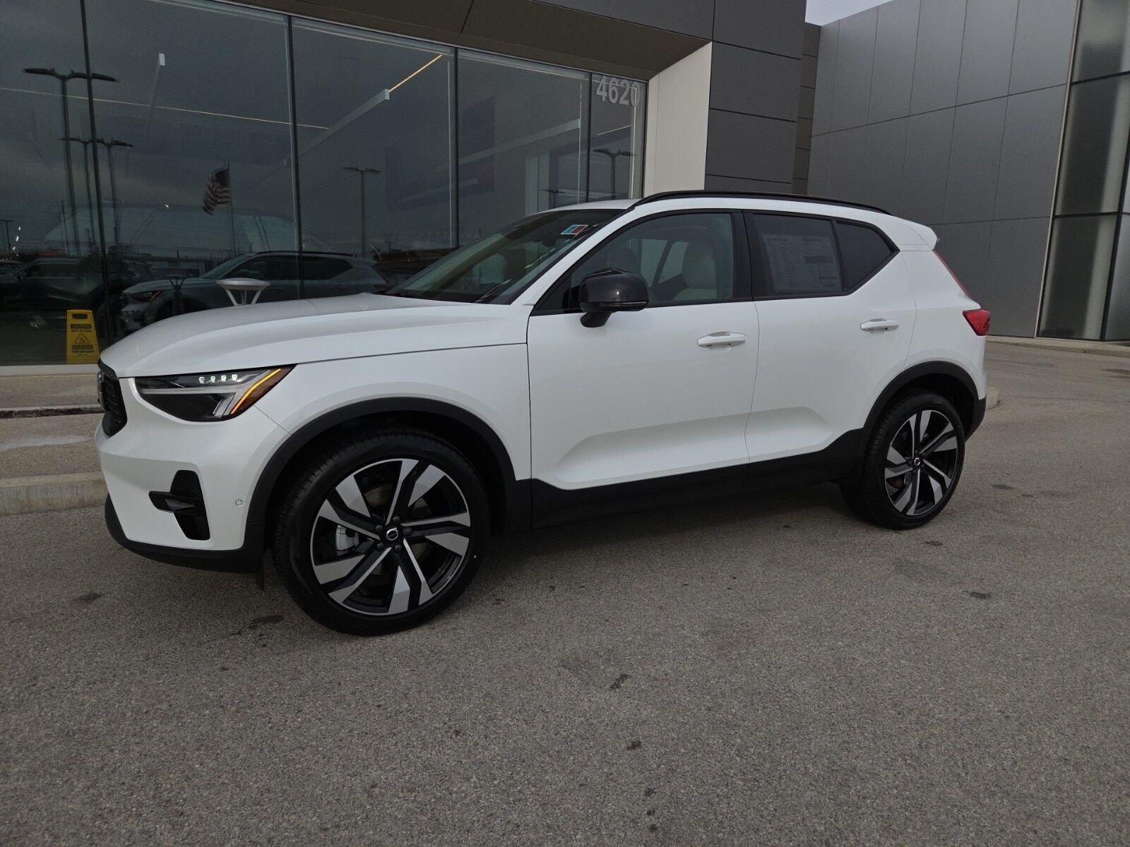 2026 VOLVO XC40