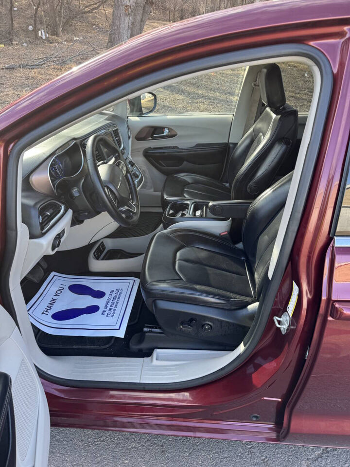 2021 CHRYSLER Voyager