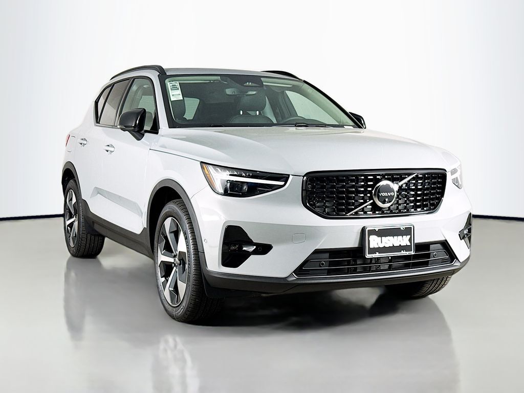 2026 VOLVO XC40