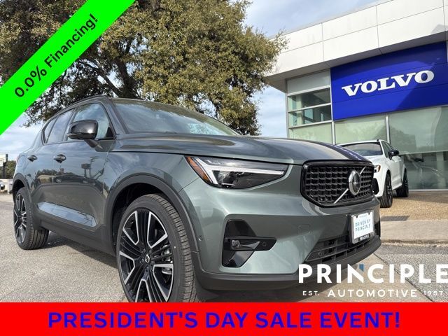 2026 VOLVO XC40