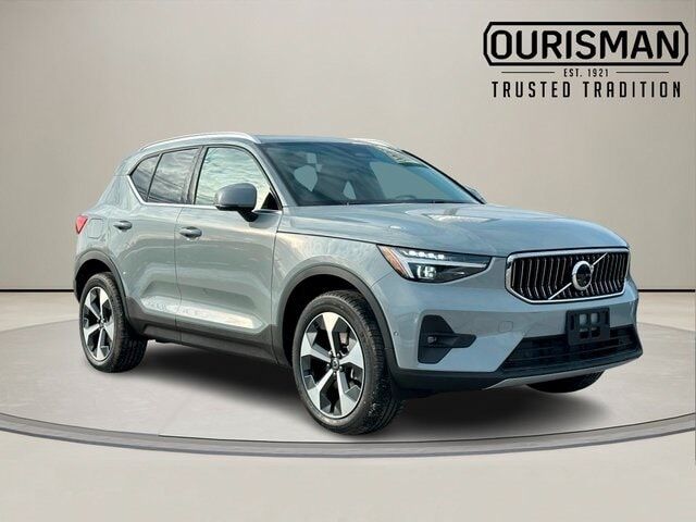 2025 VOLVO XC40
