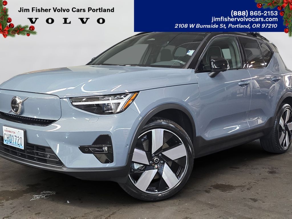 2023 VOLVO XC40