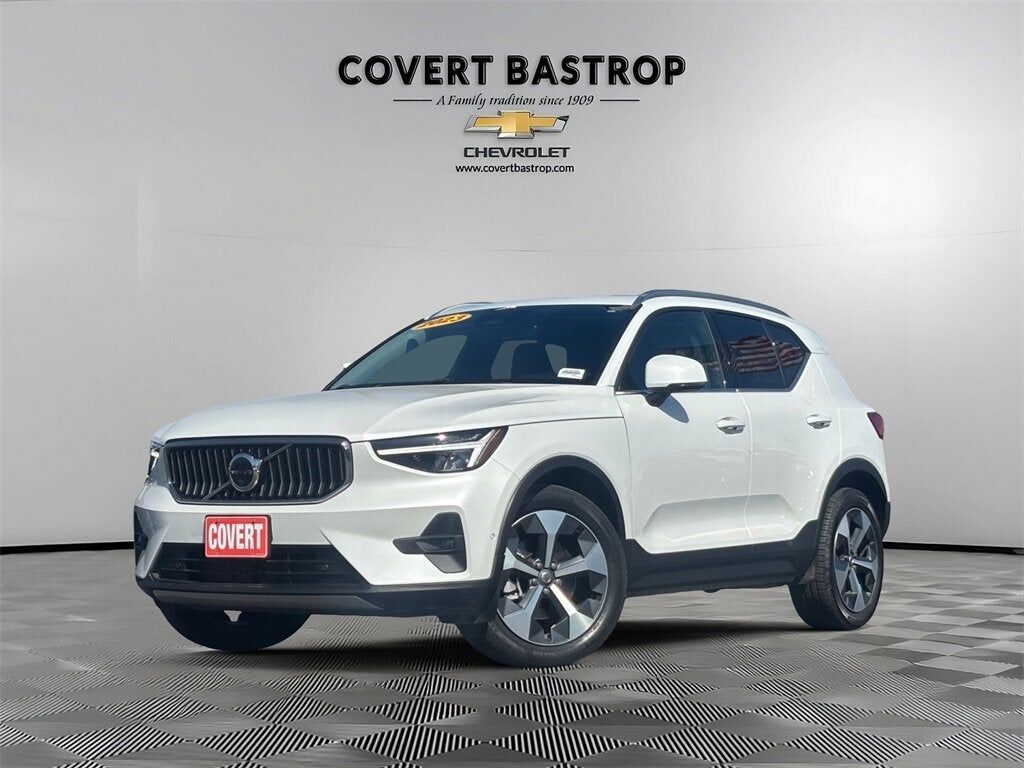 2023 VOLVO XC40