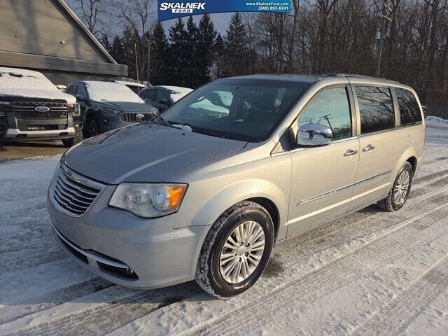 2013 CHRYSLER Town and Country