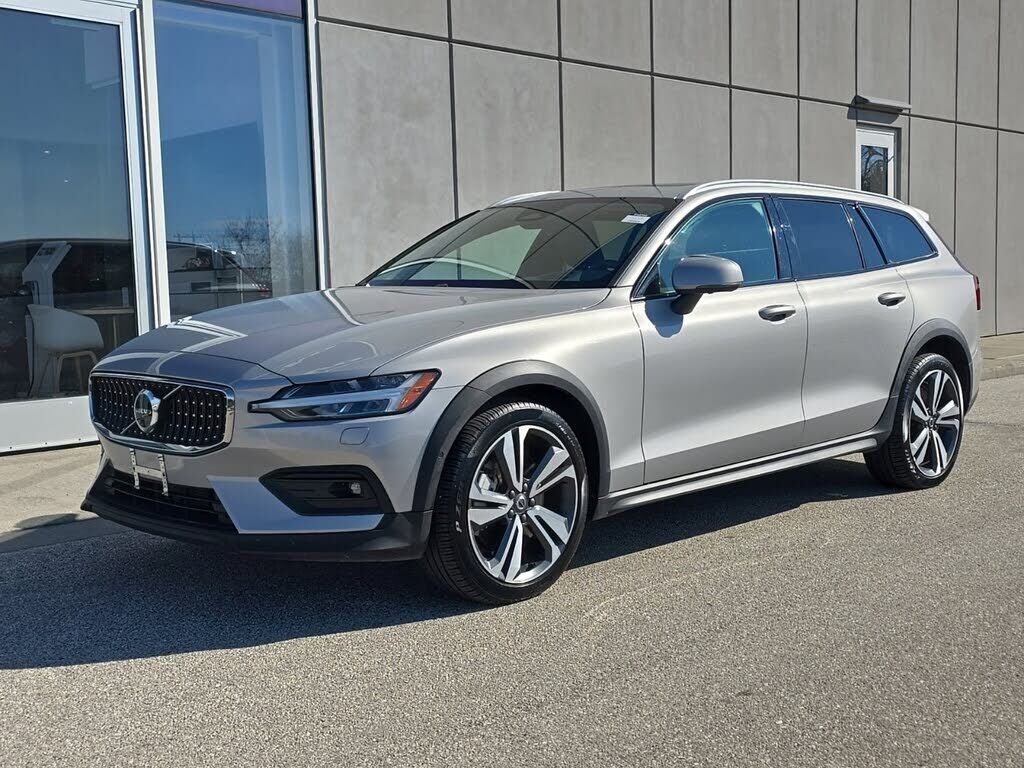 2025 VOLVO V60CC